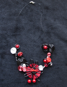 Collier en fil d'aluminium